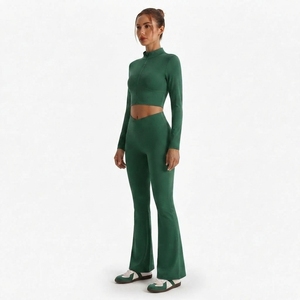 Ensemble de sport pour femme 2 pièces : haut court zippé à manches longues et pantalon évasé taille haute – Idéal pour la gym, le yoga et l'entraînement - Product Image 1