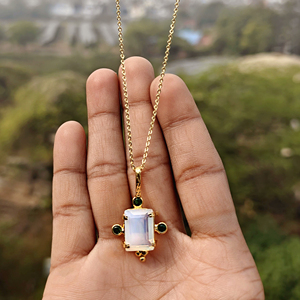 Collier léger en laiton plaqué or 18 carats avec pendentif ajustable en opalite blanche et mini quartz émeraude CZ, collection tendance - Product Image 4