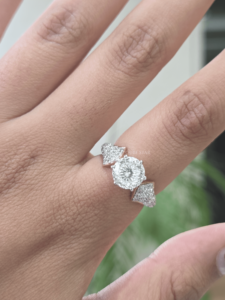 Anillo de Compromiso de Lujo con Diamante Cultivado en Laboratorio, Certificado IGI, Oro, 2.61ct, Diamantes en Racimo, Piedras Laterales, Engaste Central, para Mujer - Product Image 1