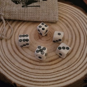 Dados de Cuerno de Búfalo Cuadrados Pulidos Naturales de ILAHI, Ecológicos, Religiosos, Feng Shui, Tema de Amor, para Juegos de Rol, de Uttar Pradesh - Product Image 1