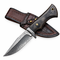 Couteau de chasse artisanal OEM en acier Damas à lame droite, pointe tombante, manche en bois pleine longueur, fourreau en cuir inclus