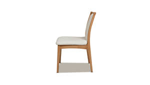 Chaise de salle à manger Shandy rembourrée en bois brun clair naturel avec structure en bois massif et assise en matériau olefine - Product Image 4