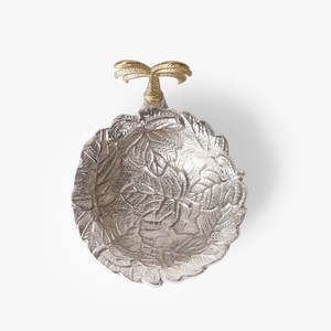 Bol décoratif de luxe en métal argenté avec finition dorée, poignée sculptée en forme de palmier, motif de feuilles orné, pour servir des fruits secs - Product Image 3