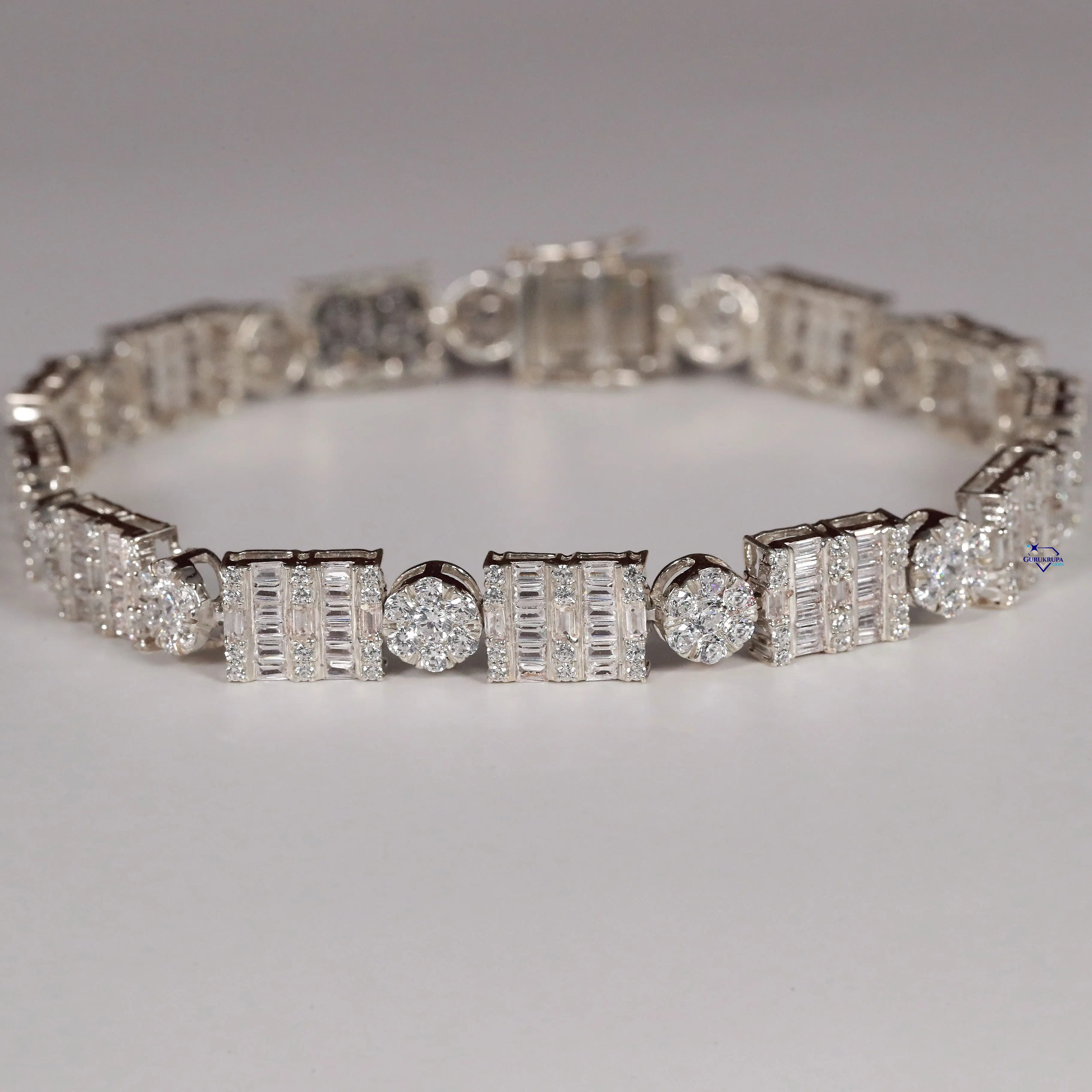 VVSの透明度を備えた925スターリングシルバーモアッサナイトダイヤモンドで作られた見事なブレスレットによる女性の手の魅力的な美しさ
