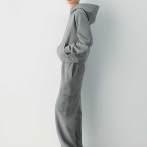 Ensemble de survêtement gris chiné pour homme, coupe ample, avec sweat à capuche et pantalon cargo large, personnalisable avec logo - Product Image 2