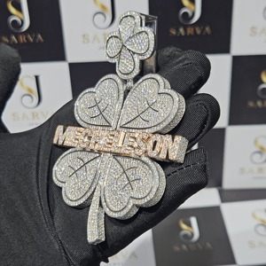 Pendentif Trèfle Personnalisé en Argent 925 avec Moissanite Taille Brillant Sertie en Canal, Breloque Trèfle à Quatre Feuilles Glacée, Bijoux de Luxe Hip Hop pour Hommes OEM - Product Image 3