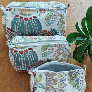 ชุดกระเป๋าเครื่องสำอางผ้าฝ้ายลายควิลท์ 3 ชิ้น, กระเป๋าใส่เครื่องสำอางลายดอกไม้, กระเป๋าใส่ของใช้ในห้องน้ำลายสวนอังกฤษ (ชุด 3 ชิ้น) - Product Image 1