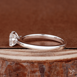 Anillo de compromiso minimalista con diamante pequeño de corte radiante cultivado en laboratorio en oro blanco de 10k - Product Image 2