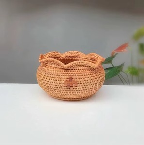 Panier rond tressé avec bord ondulé, en rotin tissé à la main, idéal pour ranger fruits, légumes, pain ou pour une présentation décorative en cuisine - Product Image 3