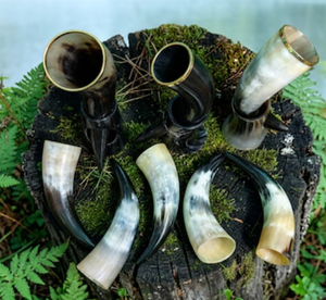 Copa de Cuerno Vikinga de Lujo Hecha a Mano, Taza Rústica Medieval para Cerveza con Empaque de Cartón - Product Image 1