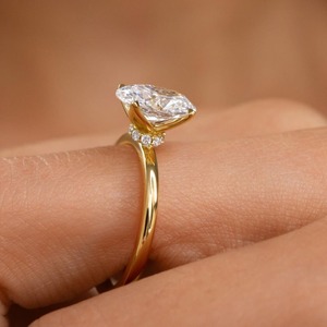 แหวนหมั้นเพชรแล็บทรงรี 3 กะรัต VVS2 จาก Afar Jewels ตัวเรือนทอง 14K ดีไซน์ดอกทิวลิป ประดับเพชรรอบวงแบบซ่อน ได้รับการรับรองจาก IGI เหมาะสำหรับงานแต่งงานและวันครบรอบ - Product Image 1