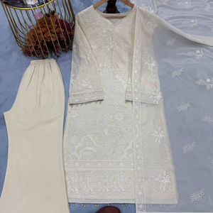 Lanzamiento del Nuevo Conjunto de Fiesta de Diseñador: Top Reversible Elástico de Faux Georgette Pesado con Bordado Intenso, Sharara y Dupatta - Product Image 1