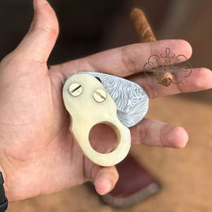 Cutter à cigares multifonctionnel en acier Damas avec logo personnalisé – Accessoire de coupe-cigares en promotion - Product Image 4