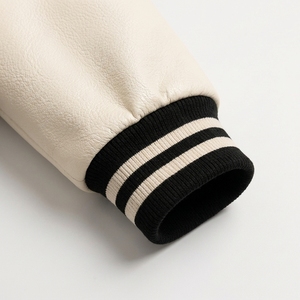Chaqueta Varsity Negra y Crema Personalizada para Hombre, Cuerpo de Lana con Mangas de Cuero PU, Cierre de Botones a Presión, Cuello y Puños Acanalados - Product Image 4