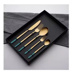 ชุดช้อนส้อมทองเหลืองพรีเมียมสีทองพร้อมด้ามจับลายดำ ชุดอุปกรณ์รับประทานอาหารสุดหรูสำหรับจัดโต๊ะอาหารในงานเลี้ยง - Product Image 3