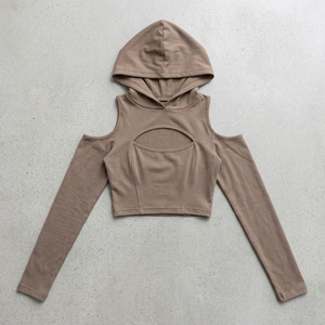 Haut court à capuche pour femme, coupe ajustée, style haute couture, avec découpes aux épaules et sur la poitrine, manches longues, personnalisable avec logo, vente en gros - Product Image 4