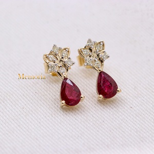 Pendientes de Oro Amarillo Sólido de 14K al por Mayor con Rubí Natural en Forma de Pera y Diamantes, Diseño Floral en Racimo, Joyería Fina, Memoria Jewels - Product Image 5
