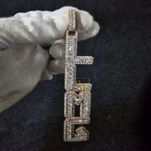 จี้เพชรโมอิสซาไนต์ทรงตัวอักษรแนวตั้งแบบ VVS สำหรับผู้ชาย นักแร็ป  งานวิบวับ ขนาดใหญ่  ทำจากเงินแท้ 925  สามารถสลักชื่อหรือตัวอักษรได้  เหมาะสำหรับงานปาร์ตี้แนวฮิปฮอป - Product Image 1