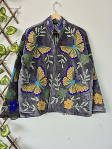 Nueva Chaqueta de Terciopelo Bordada a Mano con Diseño Floral y de Mariposas en Gris, Estilo Suzani, Abrigo Cálido con Cuello para Invierno y Primavera - Product Image 1