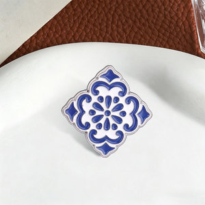 Épinglette en métal motif carreaux azulejo portugais bleus et blancs, broche traditionnelle ibérique en céramique émaillée - Product Image 3