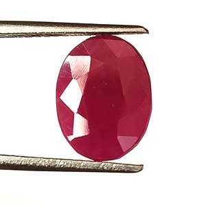 Pierre précieuse naturelle en rubis africain de 4,30 carats, taille ovale, facettée, non montée - Product Image 1