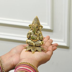 Idole traditionnelle du Dieu Ganesha en laiton pur avec base en lotus pour cadeau suspendu de Diwali - Product Image 5