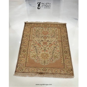 Alfombra de Oración Islámica de Seda de Primera Calidad, Elegante Tapete Musulmán para la Oración Diaria, Disponible para la Venta - Product Image 5