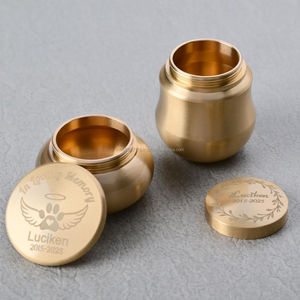 Urnes de souvenir en laiton classiques pour les cendres avec de beaux détails artisanaux adaptés aux monuments de famille intemporels - Product Image 4