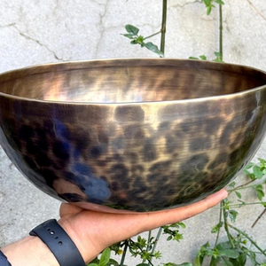 Cuenco curativo grande de bronce auténtico, hecho a mano, con marcas únicas de acabado al fuego, disponible a precios de mayorista. - Product Image 1