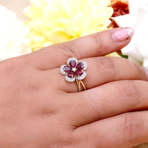 แหวนดอกไม้ทองคำ 14K ประดับทับทิมธรรมชาติและเพชรสำหรับผู้หญิง |   เครื่องประดับดอกไม้ทรงลูกแพร์คุณภาพสูง ขายส่ง รับผลิตแบบ OEM ODM - Product Image 4