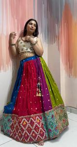 Conjunto de ropa étnica nupcial para mujer, Chaniya Choli de seda Banarasi y viscosa de lujo con dupatta con trabajo de espejo Butti. - Product Image 3