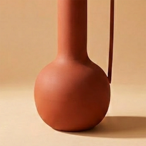 Vase à fleurs en terre cuite artisanal, doté d'un long col élégant et d'une poignée latérale moderne, pour une décoration intérieure raffinée. - Product Image 5