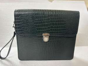 กระเป๋าคลัทช์หนังลายนูนสุดหรู พร้อมตัวล็อคโลหะและสายคล้องข้อมือ สีเขียวเข้ม ดีไซน์หรูหรา - Product Image 4