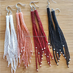 Vente en gros de boucles d'oreilles en verre véritable, élégantes et légères, avec pompon en perles, bohème tribal pour filles, artisanat RF pour femmes - Product Image 1