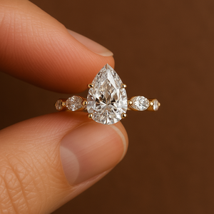 แหวนเพชรโมอิสฮาโลไนต์ทรงลูกแพร์สำหรับผู้หญิงสุดหรู14K สีทองและได้รับการรับรองสำหรับงานแต่ง - Product Image 1