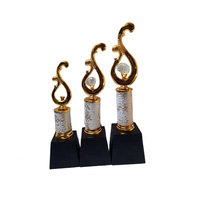Fabricant de trophées de sport en métal de conception unique pour les compétitions de badminton de cricket de football d'université d'école
