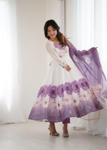 Vestido Anarkali de organza de seda estampada con elegante trabajo artesanal de Jari, falda de cuatro metros con corte Kali, conjunto de pantalón y dupatta de encaje Gota Patti. - Product Image 4