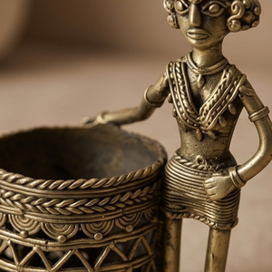 Objets de collection artisanaux, porte-stylo en laiton Dhokra représentant une femme tribale, figurine artisanale pour le bureau et la décoration créative de la maison - Product Image 4