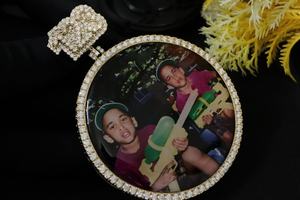 จี้เหรียญฮิปฮอปหรูหราประดับโมอิสซาไนต์ ชุบทอง 22K ทรงกลมเจียระไนแบบบริลเลียนท์ ของขวัญเครื่องประดับสำหรับผู้ชายและผู้หญิง - Product Image 5