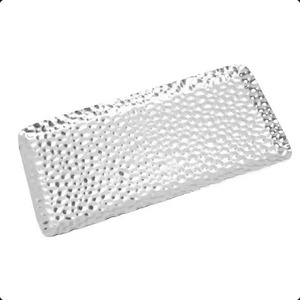 Plateau de service rectangulaire en métal, fait main, poli, design minimaliste, motif uni, aspect martelé - Product Image 1