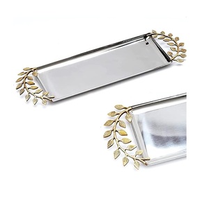 Plateau de service rectangulaire élégant avec poignées en feuille d'or, finition métallique polie, plateau décoratif résidentiel - Product Image 1