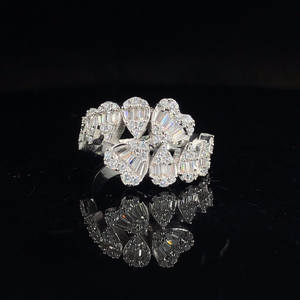 Anillo de diamantes de corazón helado hecho en plata de ley 925 adornado con diamantes de moissanita brillante para bodas y aniversarios - Product Image 1