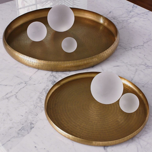 Plateau en fer d'aluminium patiné intemporel avec bord rustique en laiton pour l'amélioration de la présentation de la décoration de la maison de mariage - Product Image 5