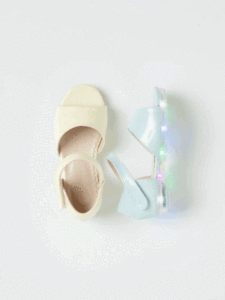 Sandales LED de style coréen OZKIZ pour filles de 2 à 7 ans, chaussures de mode pour enfants en gros pour l'été - Product Image 1
