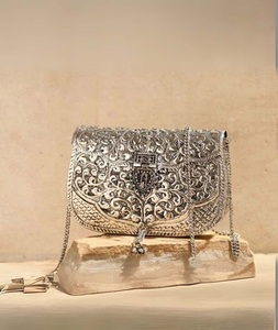 Bolso de mano de latón grabado en oro antiguo hecho a mano para mujer, ideal para bodas y fiestas, de F S International - Product Image 2
