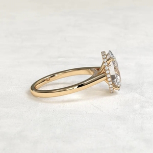 Anillo de Compromiso de Oro Amarillo de 14K con Diamante Ovalado Cultivado en Laboratorio de 3.5ct, Halo Oculto y Corte Brillante Redondo para Mujer - Product Image 3