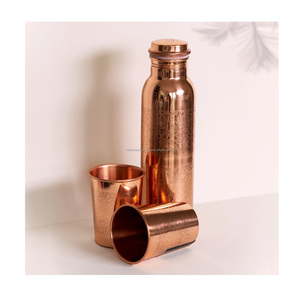 Bouteille d'eau en cuivre artisanale pour la maison, le bureau et les voyages, favorisant l'équilibre, la hydratation et le soutien immunitaire. - Product Image 1