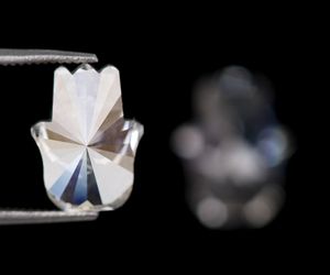 เพชร OM GEMS รุ่นยอดนิยม 3.92 กะรัต CVD/HPHT เพชรเลี้ยงในห้องปฏิบัติการ รูปทรงฮัมซาแบบสั่งทำพิเศษ คุณภาพ VVS-VS เจาะด้วยเลเซอร์ เพชรคู่สำหรับทำเครื่องประดับ - Product Image 2