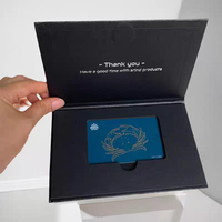 Coffret Cadeau VIP pour Cartes à Jouer - Boîte en Papier Premium Haut de Gamme Imperméable avec Laminage Mat et Design Personnalisé