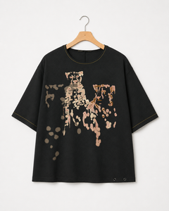 เสื้อยืดโอเวอร์ไซส์สีดำผ้าฝ้ายทรงหลวม ปักลายแบบนามธรรมด้วยมือ แขนสั้น คอกลม เสื้อเจอร์ซีย์ลำลองสำหรับผู้หญิง - Product Image 1